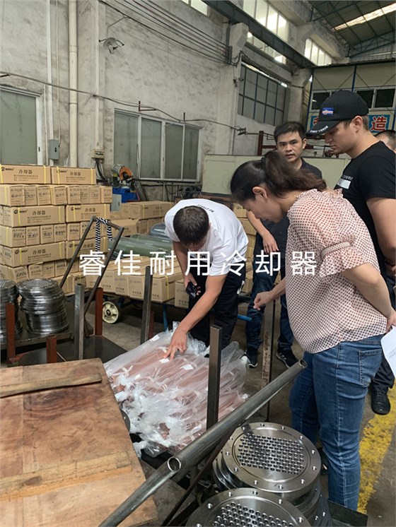 外國(guó)客戶參觀水冷卻器原料車間.jpg