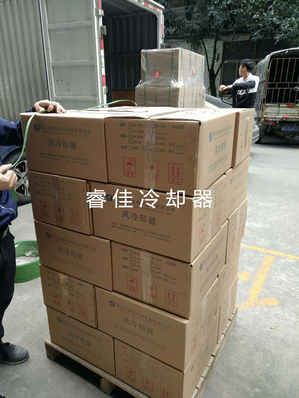 風冷散熱器裝車發(fā)貨.jpg