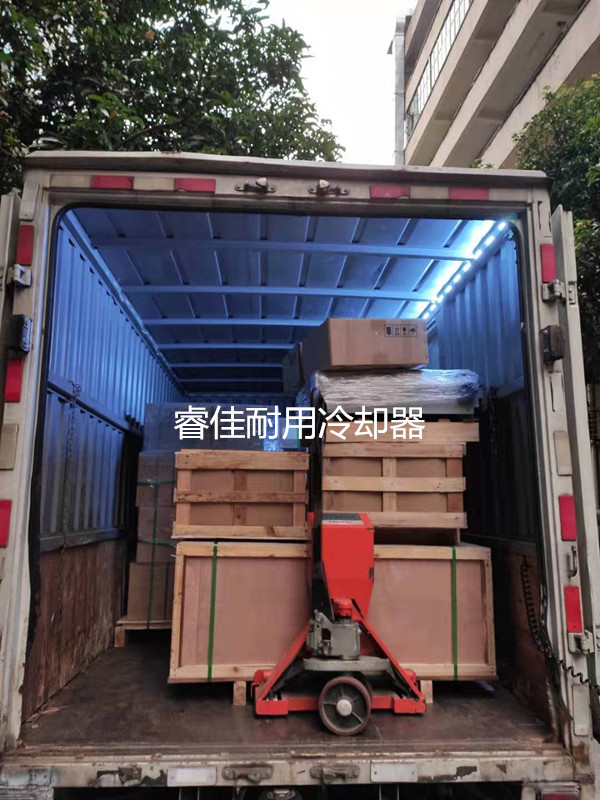 滿滿一車睿佳風冷卻器.jpg