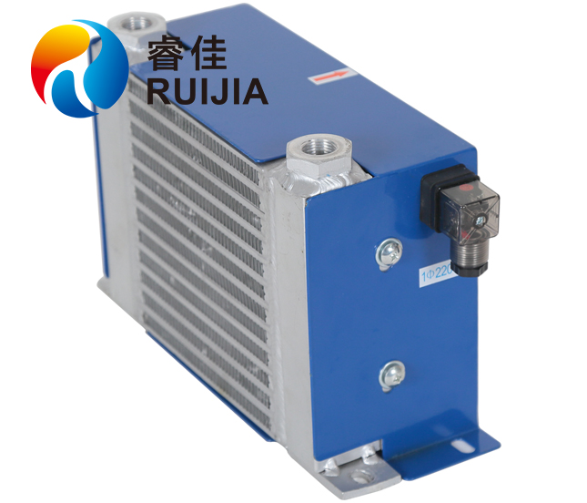 【游樂場(chǎng)】兒童專用<font color='red'>挖掘機(jī)散熱器</font> 怎能少得了睿佳機(jī)械