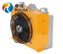 【碼頭機(jī)械】RJ357<font color='red'>油冷卻器</font> 為客戶提供貼心防腐處理
