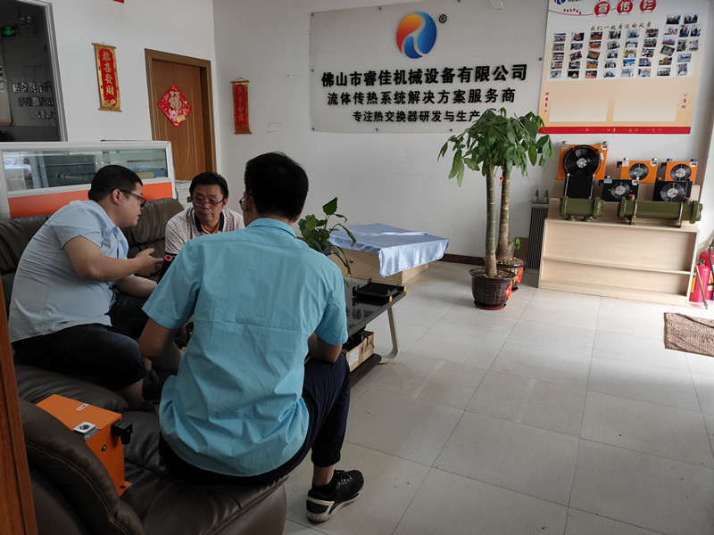 客戶到訪，選購睿佳<font color='red'>液壓風(fēng)冷卻器</font>